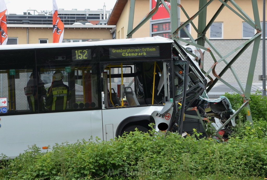 Schwerer Bus Unfall Koeln Porz Gremberghoven Neuenhofstr P115.JPG - Miklos Laubert